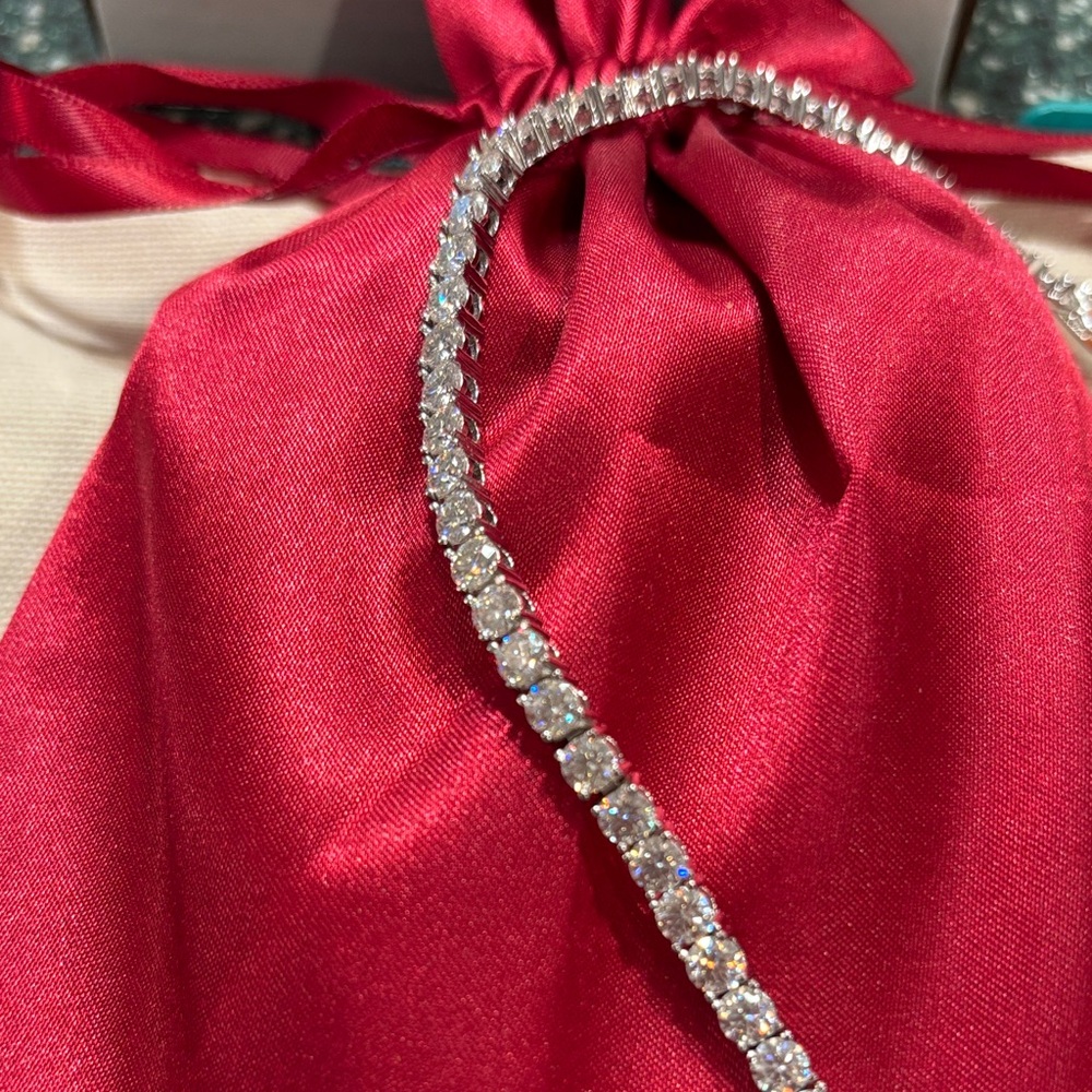 Dazzling Silver Bracelet with Moissanite diamonds.